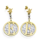 Orecchino cerchio diamantato e lettera stampatello in rilievo