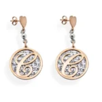 Orecchini cerchio diamantato e lettera corsivo in rilievo