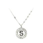 Collana cerchio con lettera smaltata e zirconi