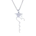 Collana nome con cappello della laurea